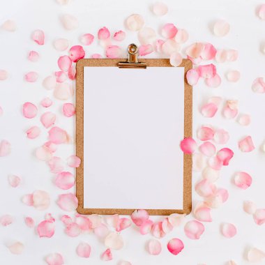 Pano alay yukarı ve pembe gül yaprakları