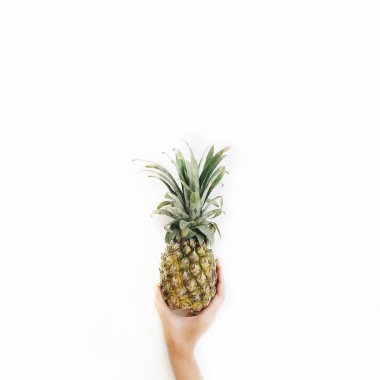 Kızın elini tutarak ananas