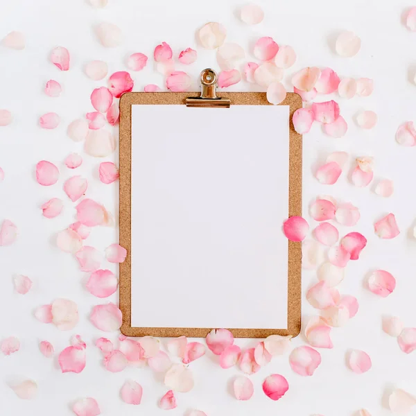 Clipboard mock up e rosa pétalas de rosa — Fotografia de Stock