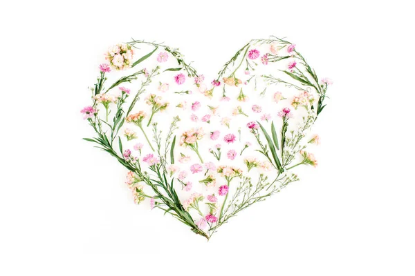Símbolo de coração feito de flores silvestres — Fotografia de Stock