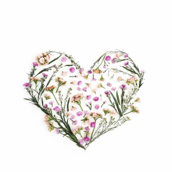 Heart symbol made of pink wildflowers — Stock Photo, Image