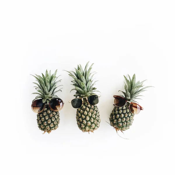 Хипстерские ананасы в солнечных очках — стоковое фото