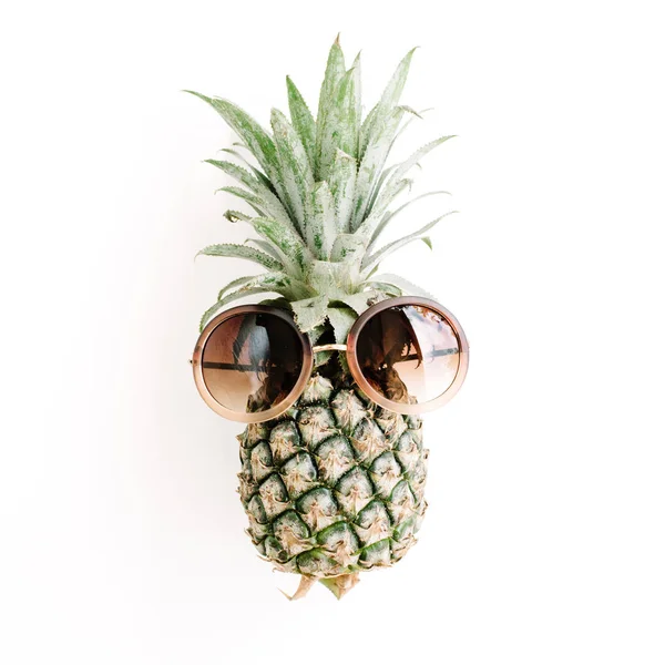 Один ананас в солнечных очках — стоковое фото