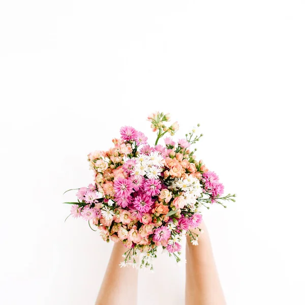 Manos de niña sosteniendo ramo de flores silvestres — Foto de Stock