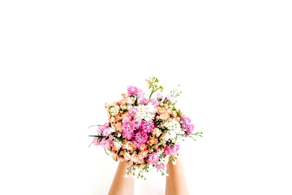 Manos de niña sosteniendo ramo de flores silvestres — Foto de Stock