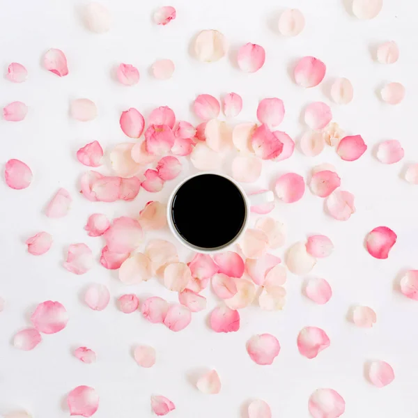 커피 컵과 핑크 장미 꽃잎 — 스톡 사진