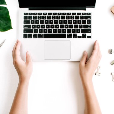 Dizüstü bilgisayarda çalışan kadın