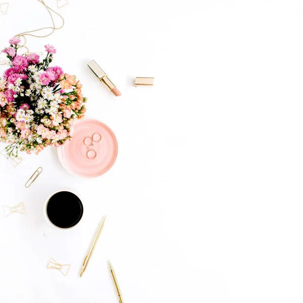 Bouquet de fleurs sauvages, tasse à café, stylo doré — Photo