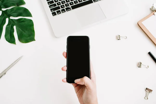 Smartphone met zwart scherm in vrouwelijke hand — Stockfoto