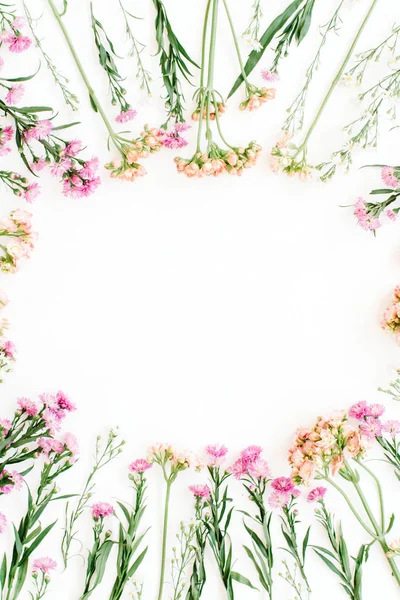 Runder Rahmen aus bunten Wildblumen — Stockfoto