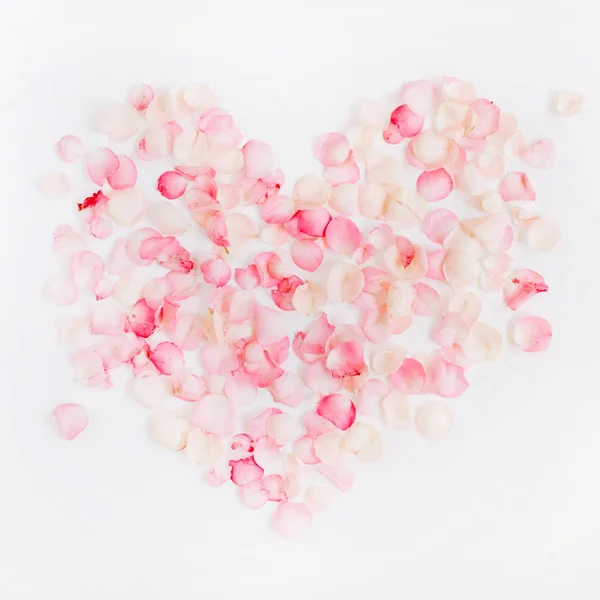 Símbolo del corazón hecho de pétalos de rosa rosa — Foto de Stock