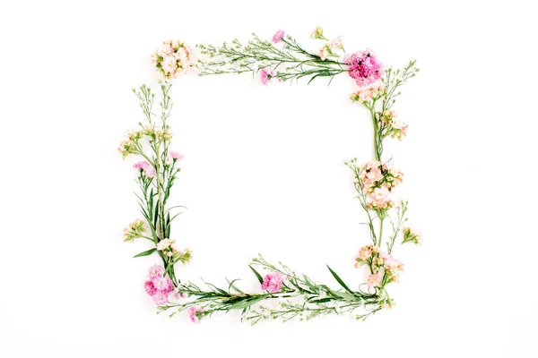 花圈框架作出了粉色和米色野花 — 图库照片