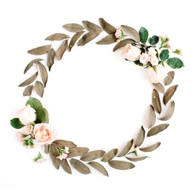 Gül ve kurutulmuş yaprakları yuvarlak çerçeve çelenk