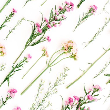 Çiçek desenli pembe ve bej kır çiçekleri ile