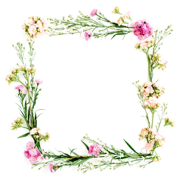 花圈框架作出了粉色和米色野花 — 图库照片