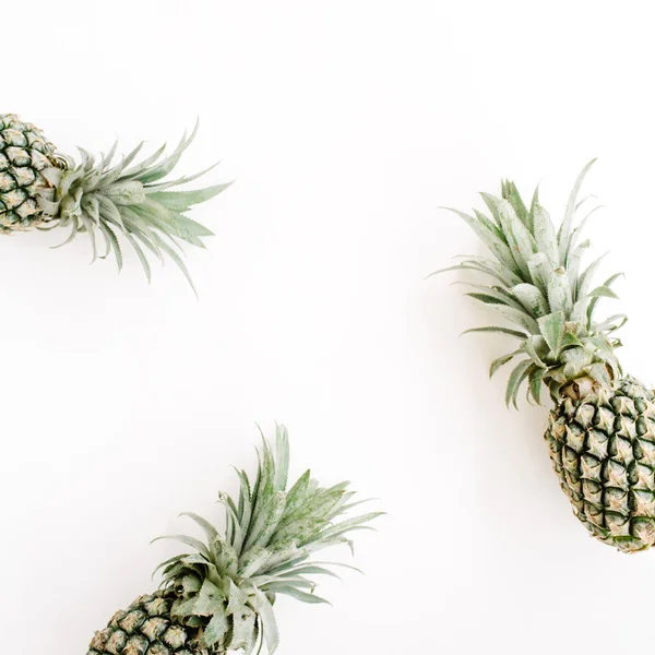 Beyaz zemin üzerinde ananas — Stok fotoğraf
