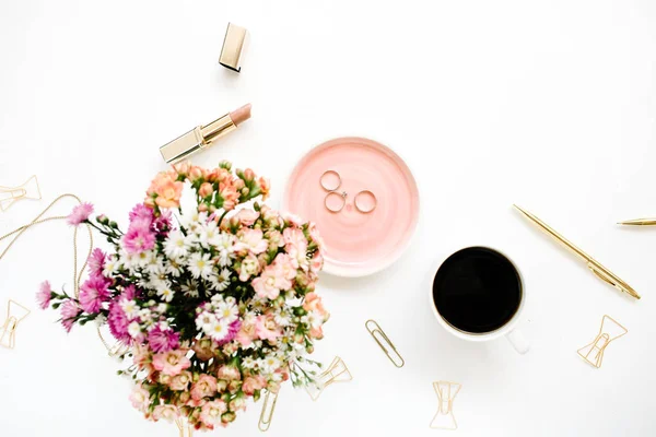 Buquê de flores silvestres, xícara de café, caneta dourada — Fotografia de Stock