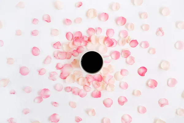 Taza de café y pétalos de rosas rosas — Foto de Stock