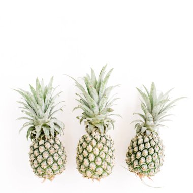 beyaz zemin üzerinde ananas