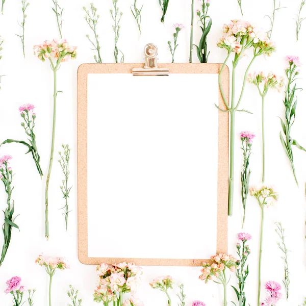 Klembord mockup en wilde bloemen patroon — Stockfoto