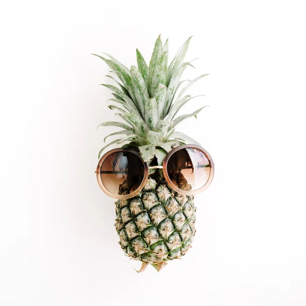 Хипстерский ананас в солнечных очках — стоковое фото