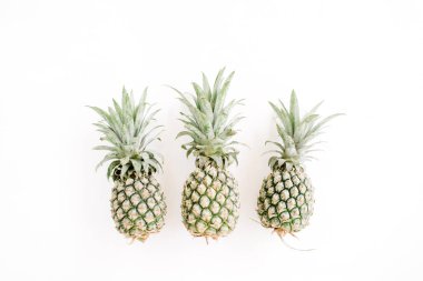 beyaz zemin üzerinde ananas