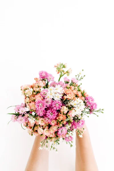 Mãos de menina segurando buquê de flores silvestres — Fotografia de Stock