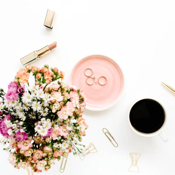 Bouquet di fiori di campo, tazza di caffè, penna d'oro — Foto Stock