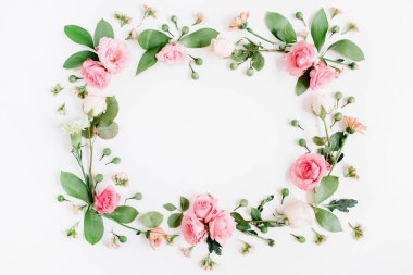 Pembe ve bej gül yapılmış yuvarlak çerçeve