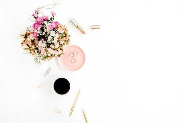 Wilde bloemen boeket, koffie kopje, gouden pen — Stockfoto