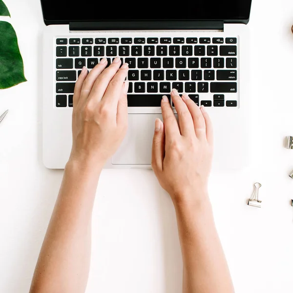 Werkruimte met de vrouw die op laptop werkt — Stockfoto