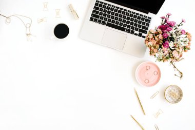 dizüstü bilgisayar ile Office çalışma alanı