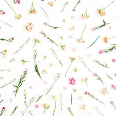 Çiçek desenli pembe ve bej kır çiçekleri ile