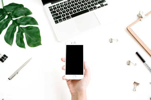 Mockup de smartphone com tela preta na mão feminina — Fotografia de Stock