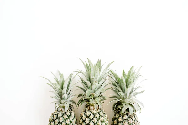 Три ананаса на белом — стоковое фото