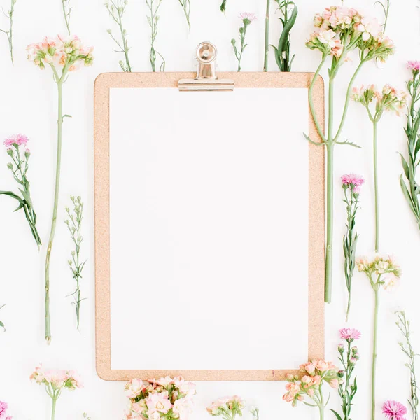 Clipboard mockup e padrão de flores silvestres — Fotografia de Stock