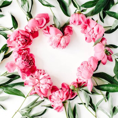 Pembe peonies yapılan kalp simgesi