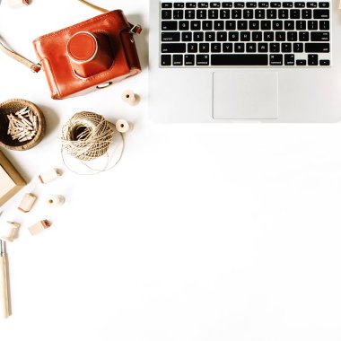 dizüstü bilgisayar ile Office çalışma alanı
