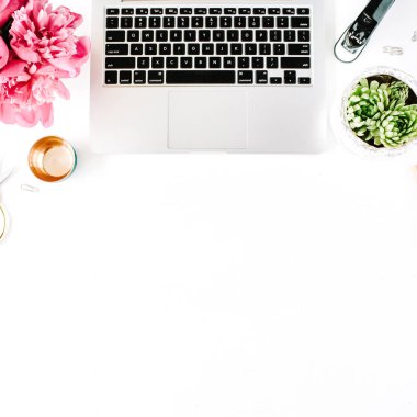 Çalışma alanı ile laptop, etli, peonies, altın makas