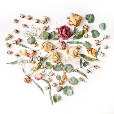 Bej renkli gül ve yeşil yaprakları kalp