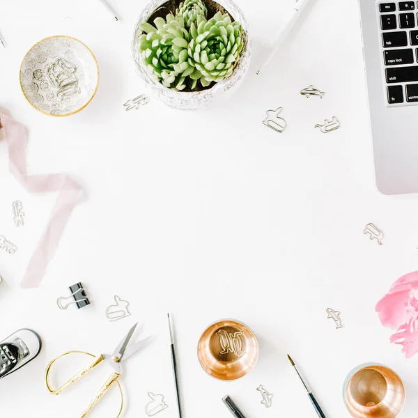 Posto di lavoro con laptop, succulente, peonie, forbici dorate — Foto Stock