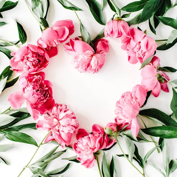 Símbolo del corazón hecho de peonías rosas — Foto de Stock