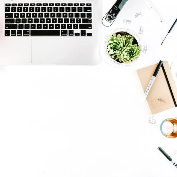 Lugar de trabajo con portátil, suculento, carrete con cinta beige, lápices y diario de artesanía — Foto de Stock