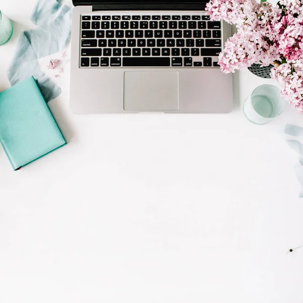 Espacio de trabajo con pincel, portátil, flores lila ramo —  Fotos de Stock
