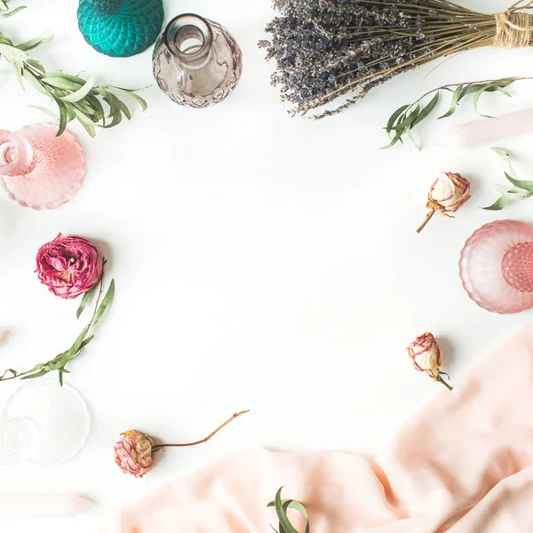 Rahmen aus Rosen, Lavendel, grünen Eukalyptuszweigen, Kerzen — Stockfoto