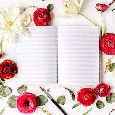 Not Defteri veya sketchbook, pembe ve kırmızı güller