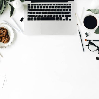 dizüstü bilgisayar ile Office çalışma alanı