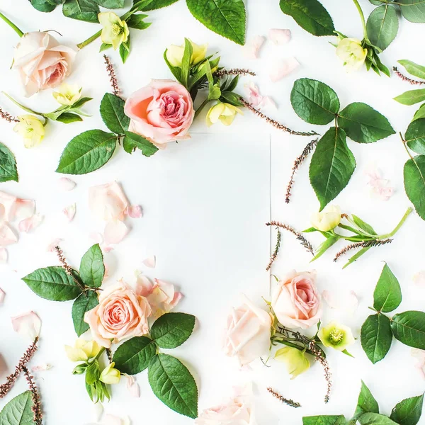 Розовые розы и желтые цветы — стоковое фото