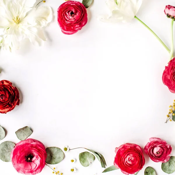Blumengestell aus rosa und roten Rosen oder Hahnenfuß — Stockfoto