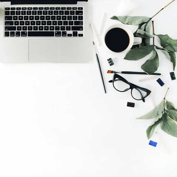 Espacio de trabajo de oficina con portátil —  Fotos de Stock